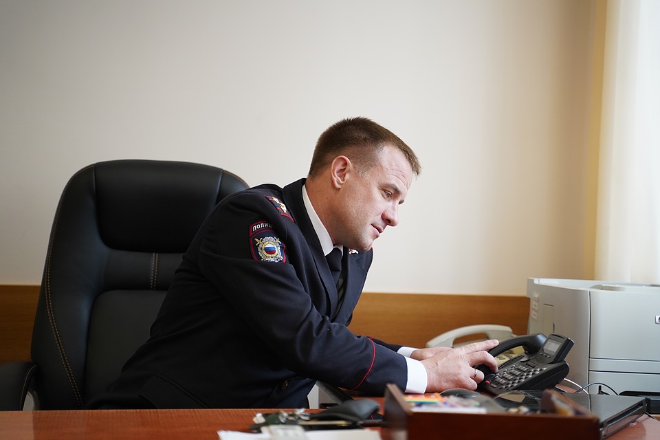 В работе оперативника важно всегда быть на связи Фото: Светлана МАКОВЕЕВА