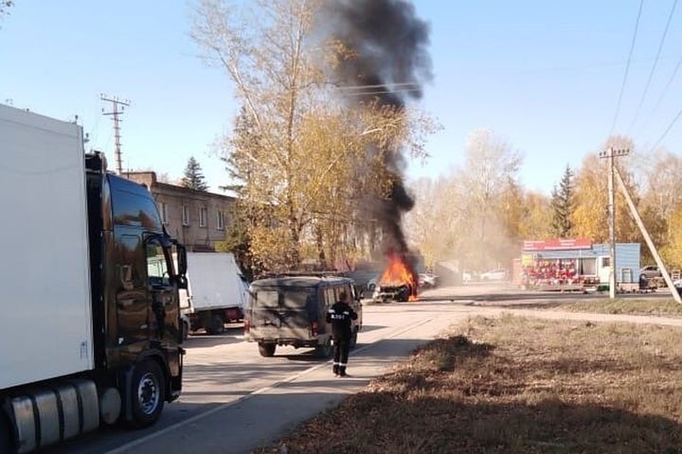 Авто одного из торговцев подожгли. Фото: Новосибирская служба эвакуации «АСТ-54»