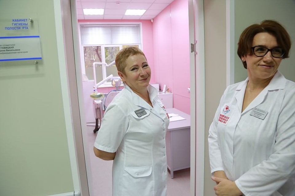 Пациентов встречают доброжелательные сотрудники Фото: Олег КУЗЬМИН