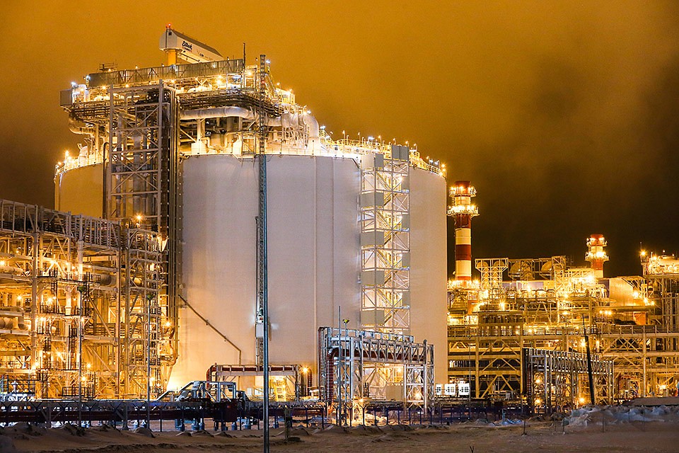 Резервуар на территории завода по сжижению природного газа "Ямал СПГ" в поселке Сабетта, ЯНАО. Фото Екатерина Штукина/пресс-служба правительства РФ/ТАСС