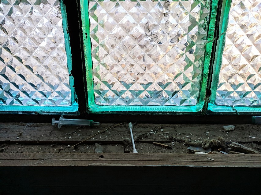Местные наркоманы оставляют шприцы на подоконниках. Фото: Вадим Бегун