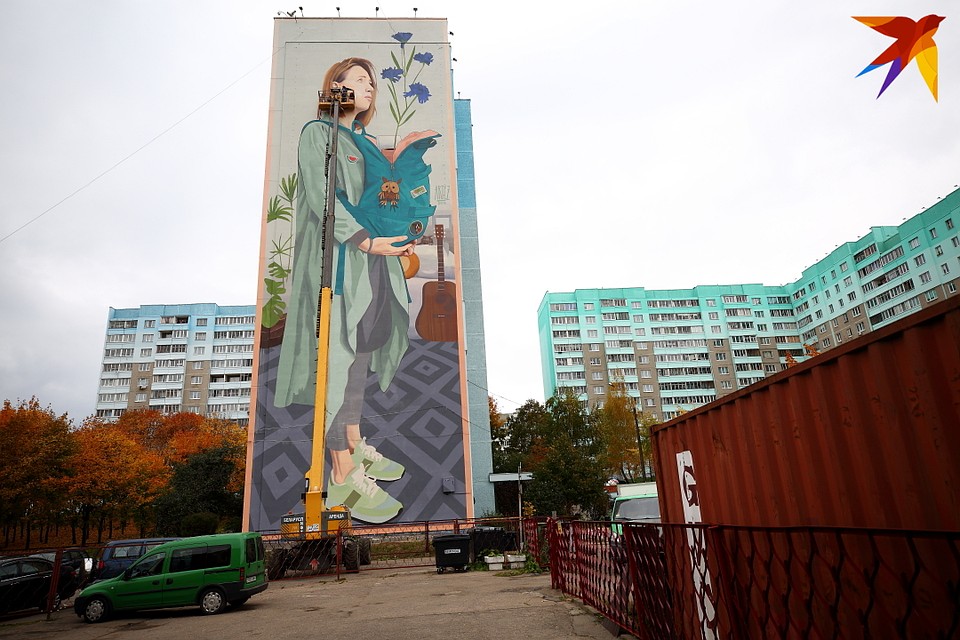 В рисунок Artez вплел один из главных символов Беларуси - васильки. Фото: Святослав ЗОРКИЙ