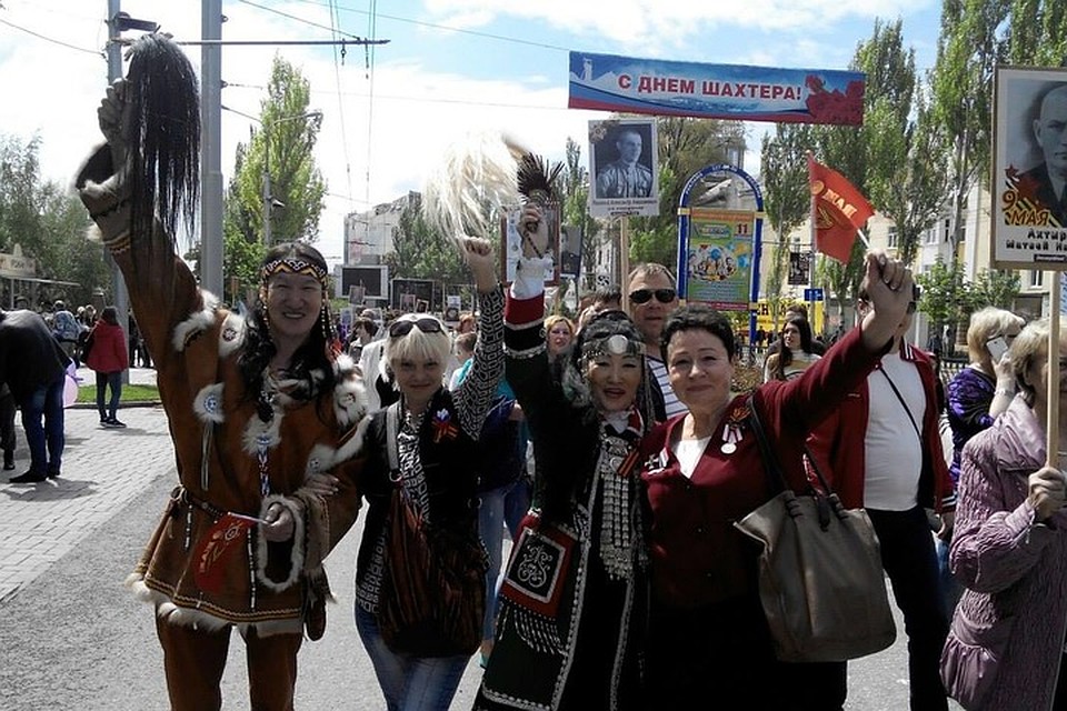 Бессмертный Полк Донецка. В колонне вместе с артистами из Якутии, гастроли которых в ДНР организовали группа "Москва-Донбасс" и фонд "Северная Радуга" Фото: архив Елены Романенко