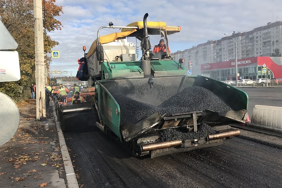 В мае новый асфальт проверят, а после, если все будет в порядке, распространят технологию на другие городские магистрали - в том числе Пулковское, Киевское и Московское шоссе. Фото: Комитет по развитию транспортной инфраструктуры Санкт-Петербурга