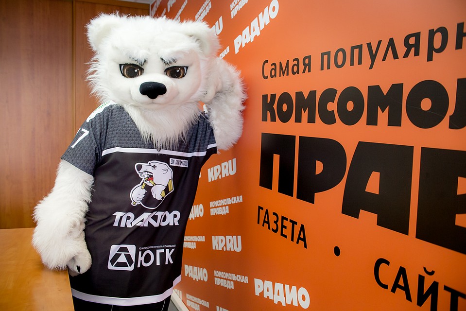 Костюм до игры весит 14 кг, после — 18-19, намокает от пота. Попробуй, побегай в таком! Тяжело и невыносимо жарко. Фото: Валентина ВАГАНОВА