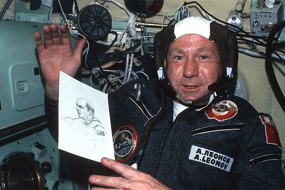 Алексей Леонов на орбите, с рисунком американского астронавта. Алексей Архипович замечательно рисовал. Фото: GLOBAL LOOK PRESS