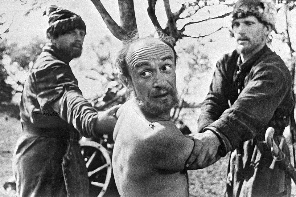 Ролан Быков в роли Скомороха в фильме "Андрей Рублев". Фотохроника ТАСС