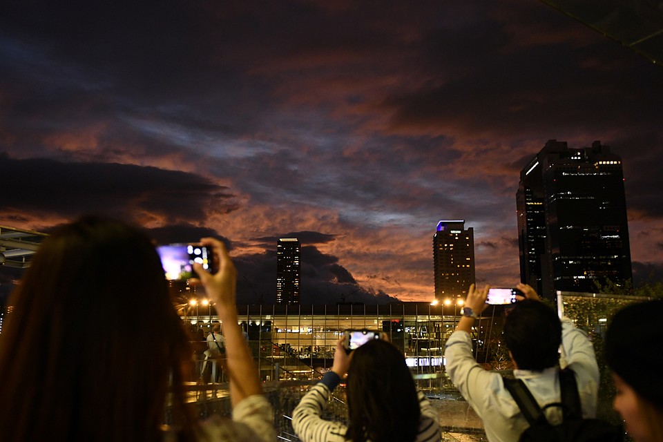 Самые отважные снимают на фото и видео приближающийся тайфун. Фото: REUTERS