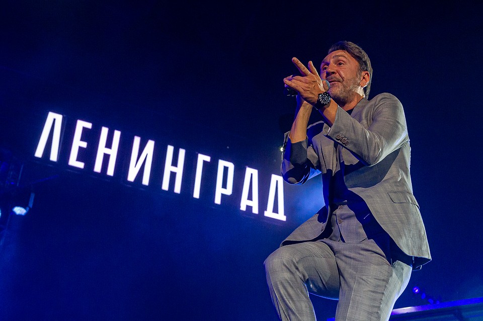 Зрители не ожидали увидеть Сергея Шнурова в костюме. Фото: Олег ЗОЛОТО