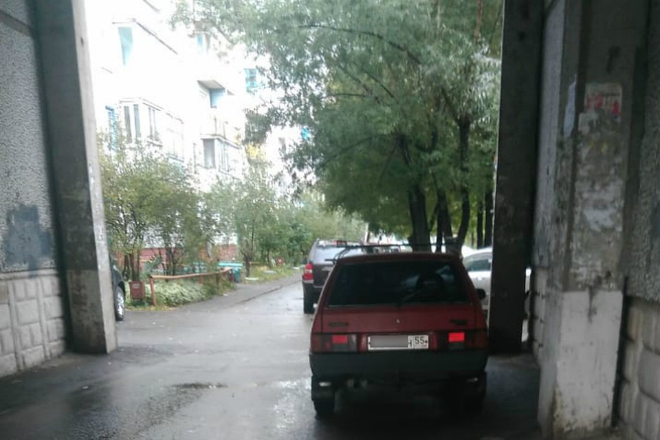 Обычно этот единственный заезд во двор через арку оказывается заблокирован сразу несколькими брошеными машиными. Нектороые стоят там по месяцу.