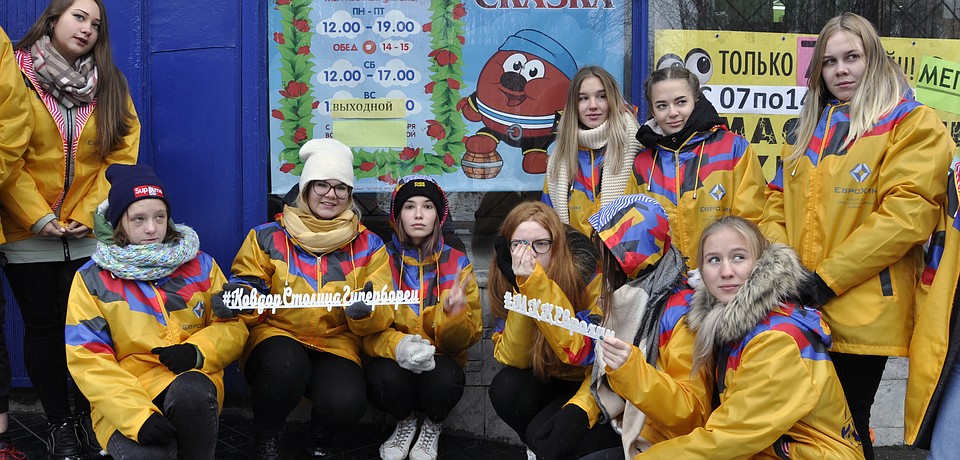 Селфи у популярных в городе мест - обязательное условие акции. Фото: Алиса ВИШНЕВСКАЯ
