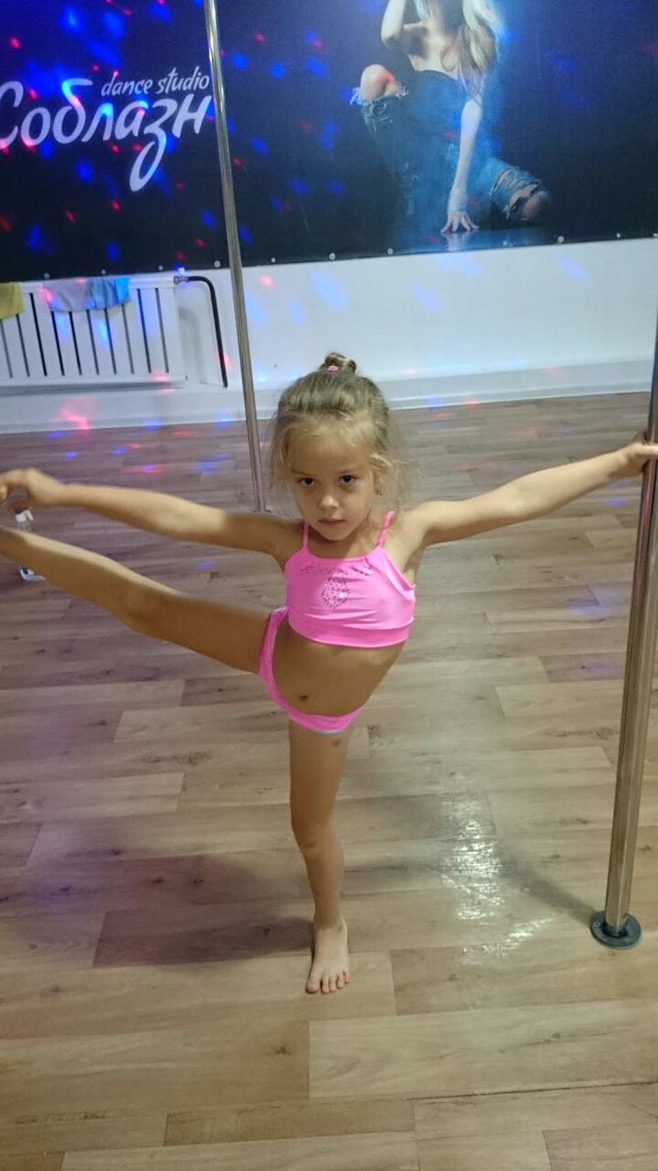 Первые шаги Златы в Pole Dance, тогда ей было 5 лет. Фото: личный архив героев.