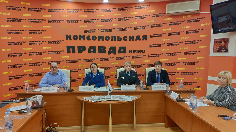 Гости пресс-центра "Комсомолки" уверены, что снюс - это проблема! Фото: Михаил ГОРЮНОВ
