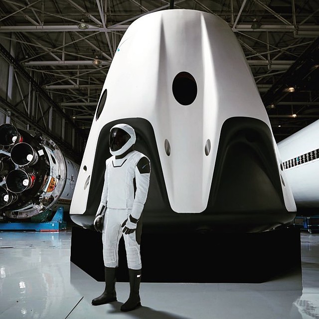 Скафандр Space X на фоне корабля