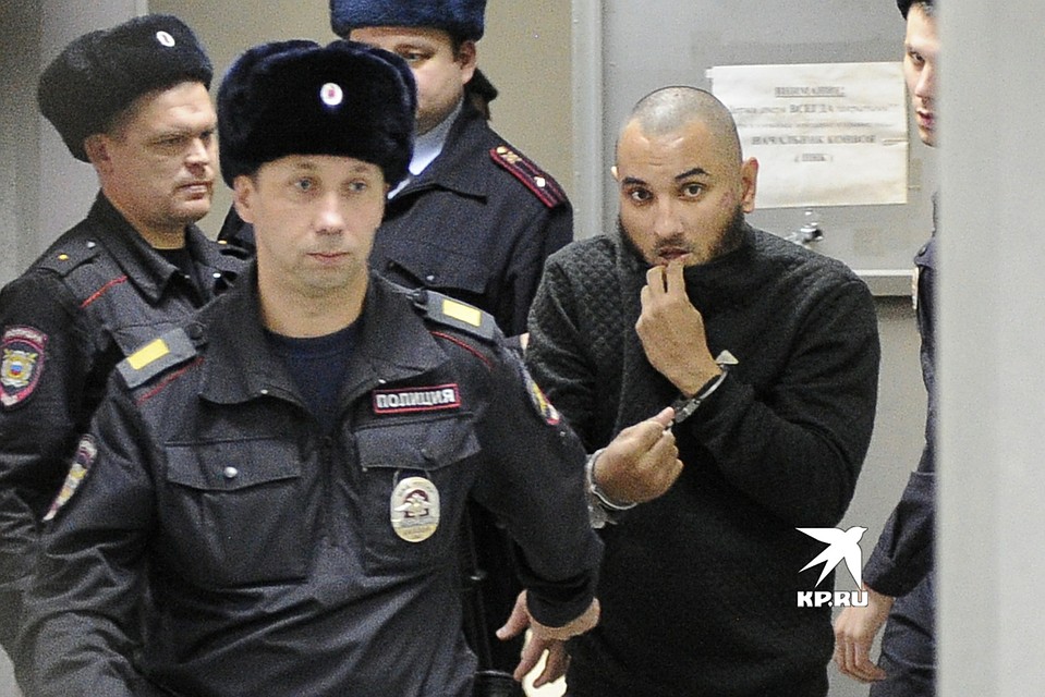 Федорович усердно прятал лицо от камер под свитером Фото: Алексей БУЛАТОВ
