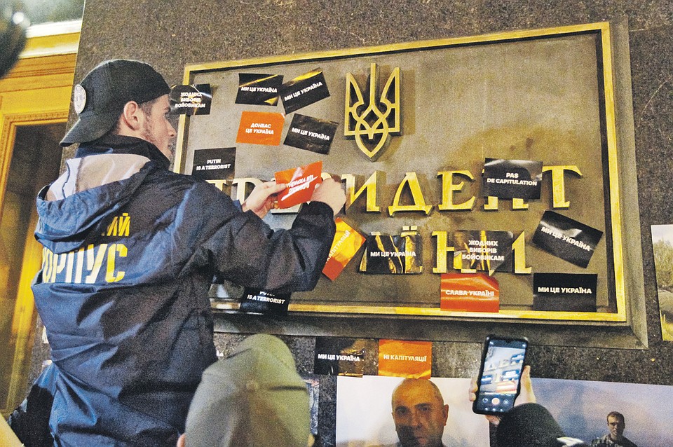 Национализм уже так вбит в головы молодежи на Украине, что любая власть в стране будет вынуждена с этим считаться. Этот джинн выпущен из бутылки, и запихнуть его обратно может только сильный президент. Фото: GLOBAL LOOK PRESS