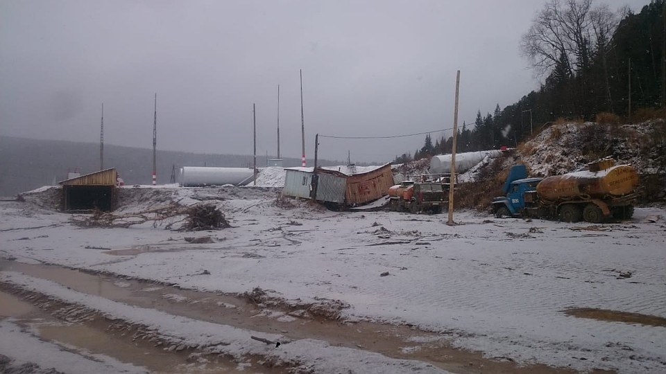 Здесь добывают россыпное золото, и для этого нужна вода. Возле поселка перегородили реку, сделали водоем, из которого берут воду для гидромониторов. Фото: ГУ МЧС по Красноярскому краю