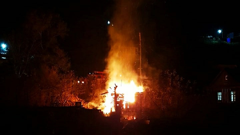 Огню не дали перекинуться на близлежащие постройки Фото: Милана СОКОЛ