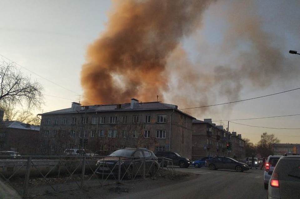 На тушении пожара задействованы 19 единиц спецтехники. Фото: ГУ МЧС по НСО