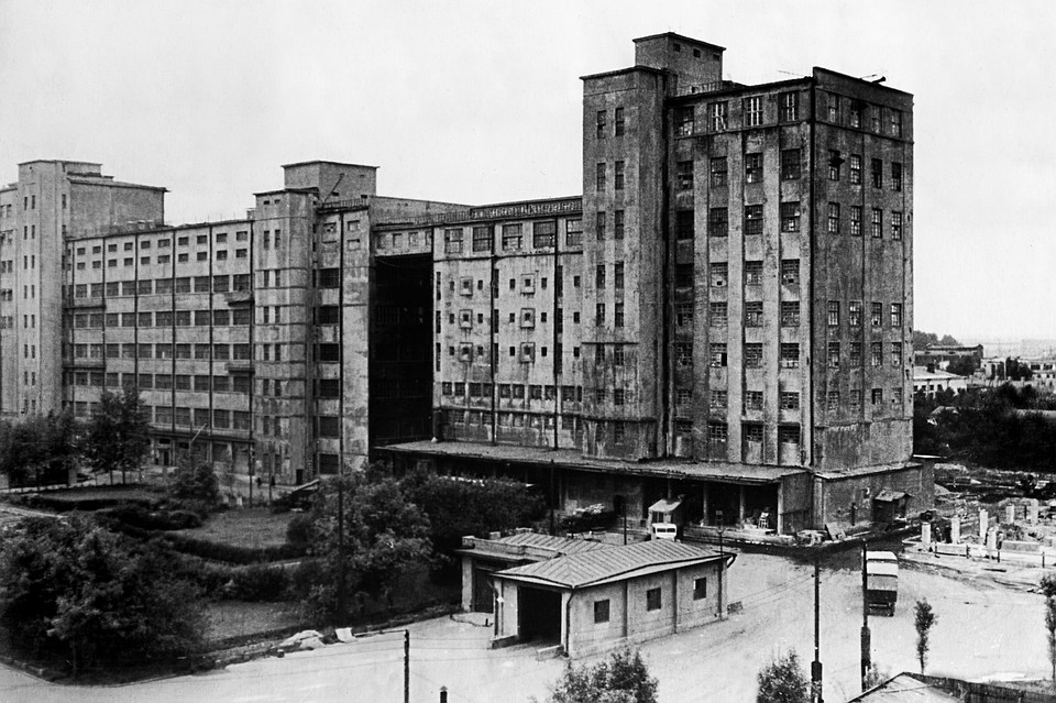 Так выглядил мелькомбинат в военные годы. Фото: Ленинградский комбинат хлебопродуктов имени Кирова
