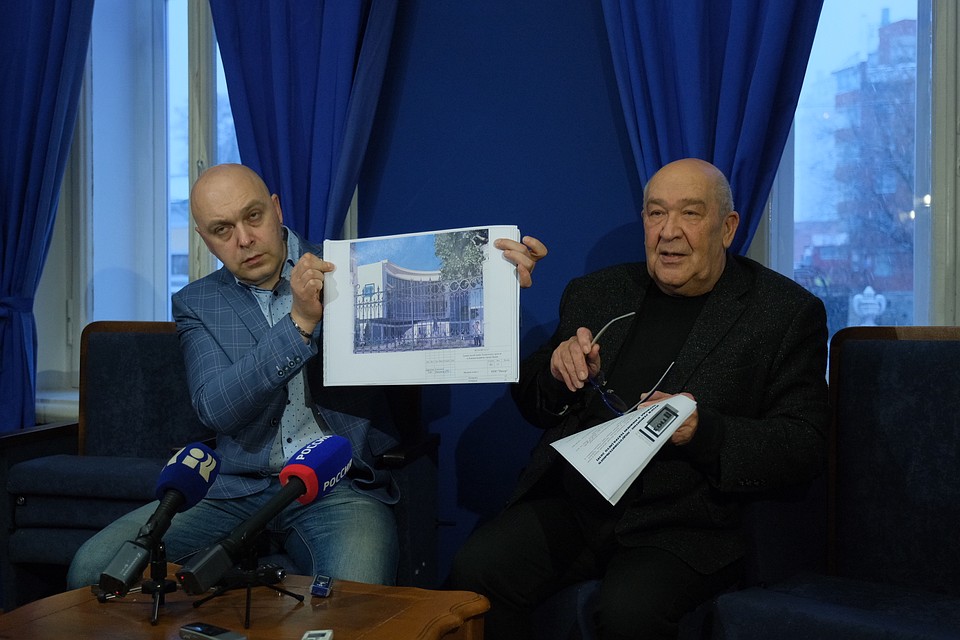 Художественный руководитель (справа) и директор театра показали эскиз новой сцены.