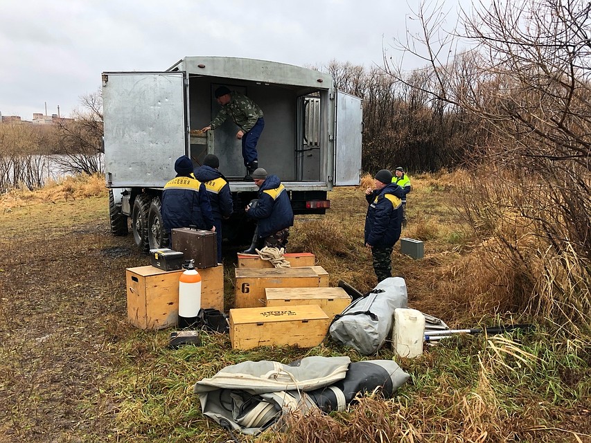 Накануне водолазы обследовали дно реки, где на берегу нашли сумку девочки, но пока безрезультатно. Фото: сообщество "Туринск LIVE"