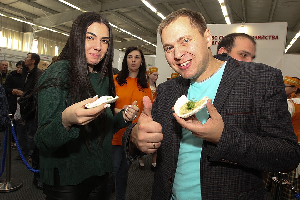Гости с удовольствием дегустировали блюда. Фото: Юлия ПЫХАЛОВА