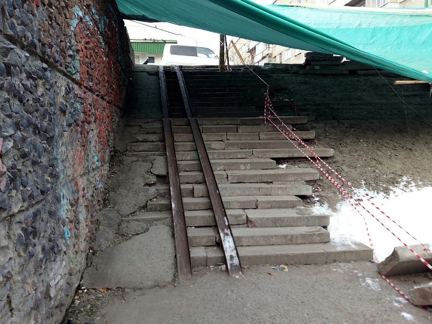 Горожане ходят по оставшейся части пролета. Фото: Екатерина КОМЯКОВА