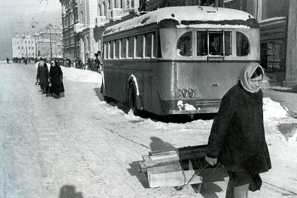 Отправить первый троллейбус в путь могли намного раньше, в 1942-ом. Фото: getmuseum.ru