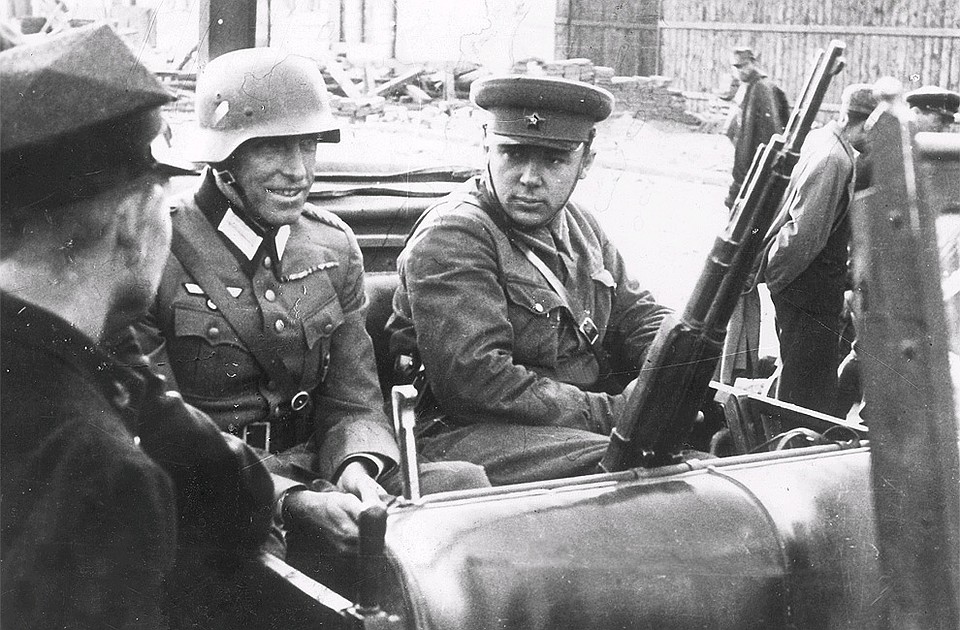 1939 год, немецкий и советский офицер отправляются во Львов для переговоров с польскими военными. Фото: GLOBAL LOOK PRESS