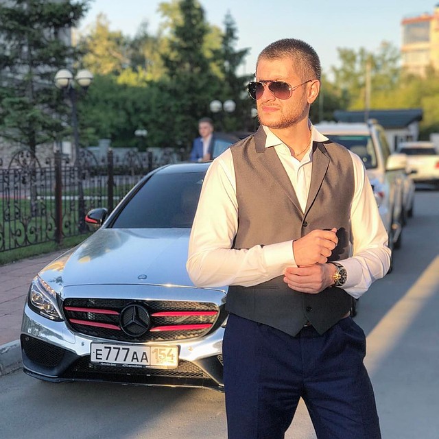 В Инстаграме Дава хвастает крутыми тачками и часами. Фото: https: www.instagram.com/dava_m/