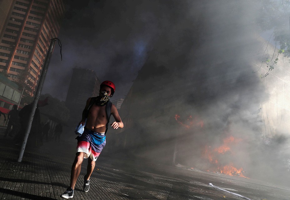 Массовые беспорядки охватили столицу Чили. Фото: REUTERS