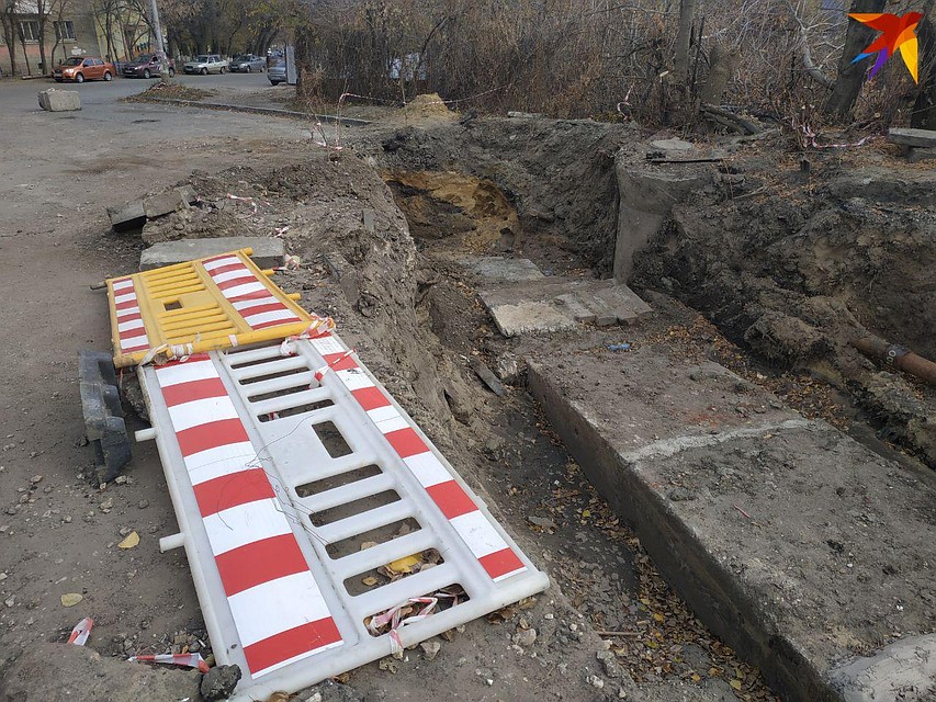 Ограждения чисто номинально, большинство даже попадало и ничего не огораживает Фото: Александр Уриевский