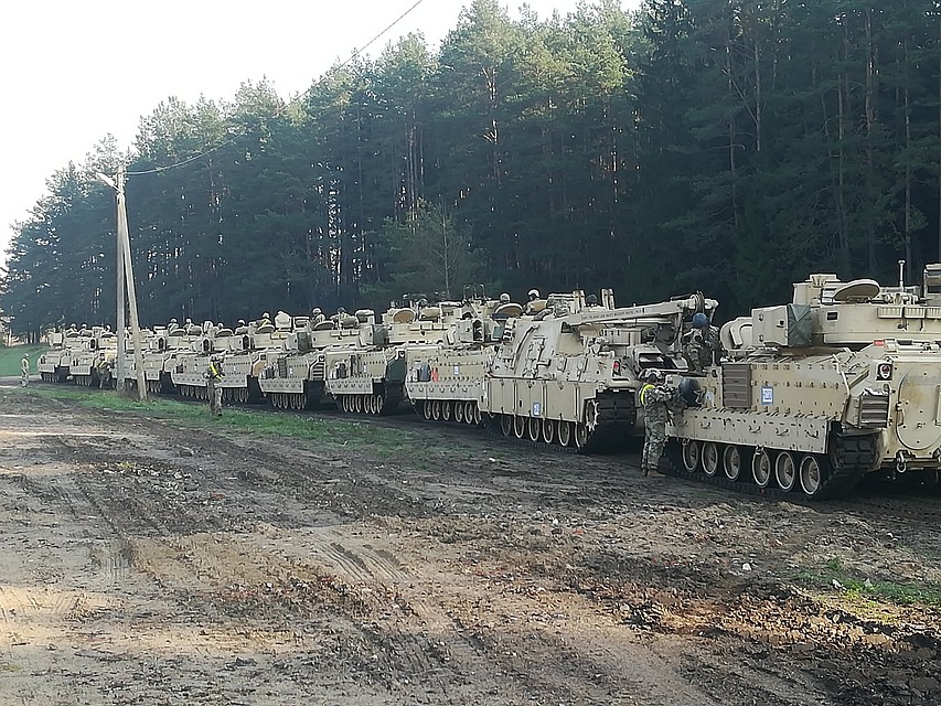 Американскую технику охраняют военные. Фото: Lietuvos kariuomenė.