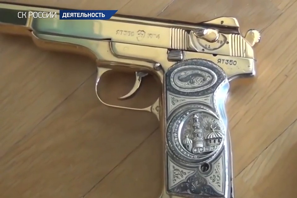 Золотой наградной пистолет становится неотъемлемым атрибутом — такие находят почти у каждого высокопоставленного кавказского коррупционера. Фото: СК РФ