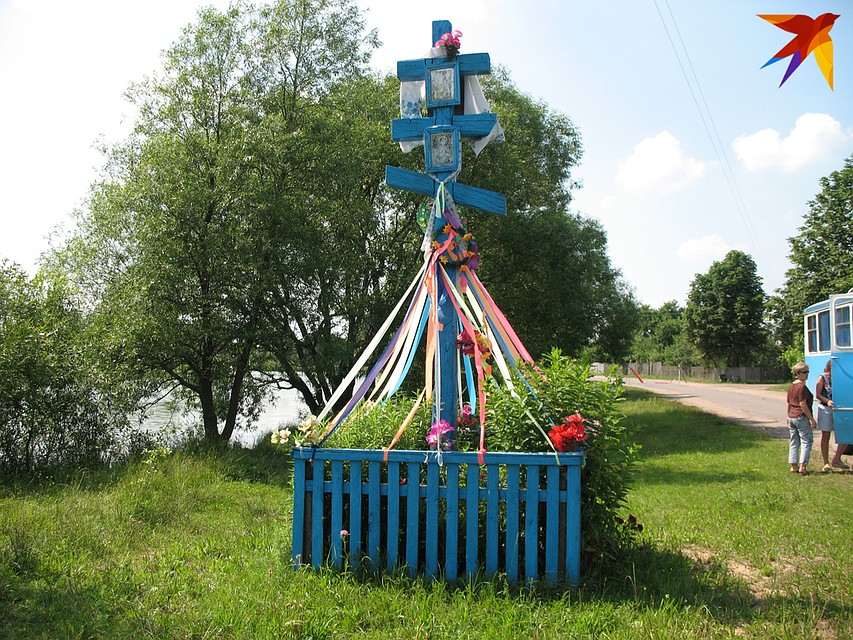 У таких крестов у въезда в деревни, как этот в Ивановском районе, всегда останавливалась похоронная процессия. Фото: Татьяна КУХАРОНАК