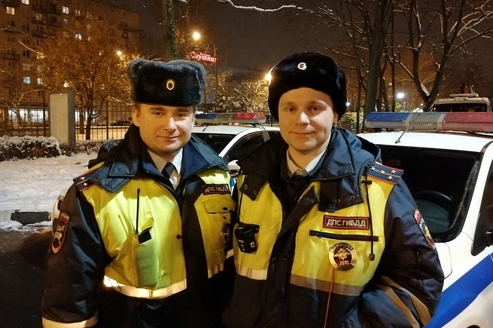 Бравые сотрудники ДПС, вернувшие собаку домой / Фото: "ВК" Управление ГИБДД по С-Пб и ЛО