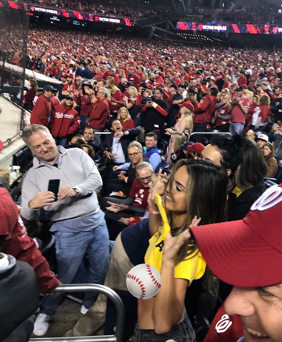 MLB расценила акцию девушек как рекламу и запретила в будущем посещать матчи, но болельщикам такой перформанс понравился. Фото: twitter.com/barstoolsports