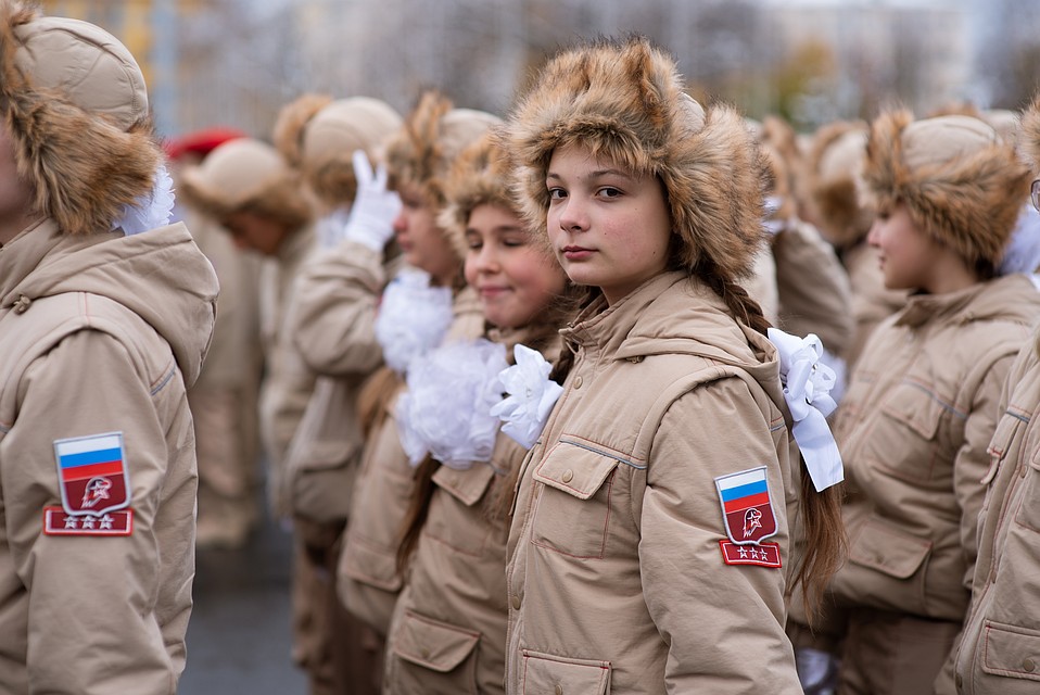 Несмотря на холод, Юнармейцы вышли на марш. Фото: Ксения ТИМОФЕЕВА