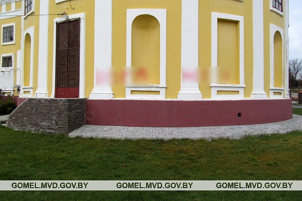 Красные надписи появились на главных архитектурных памятниках Чечерска. Фото: УВД Гомельского облисполкома.