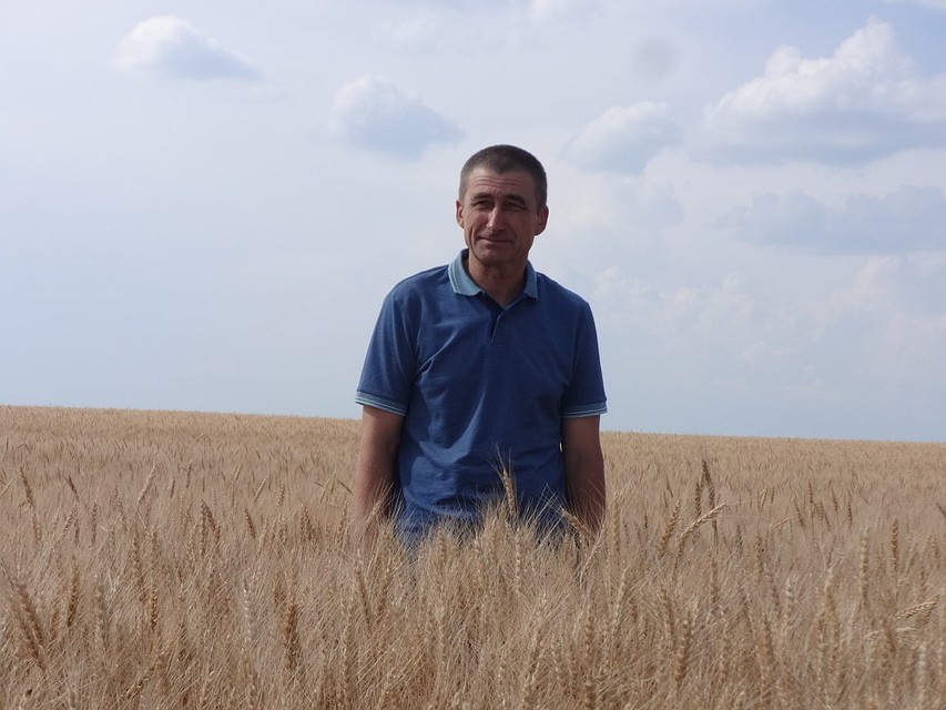 Александр Жариков много лет своими силами заливает для местной детворы каток Фото: vk.com/nevezhkino_village