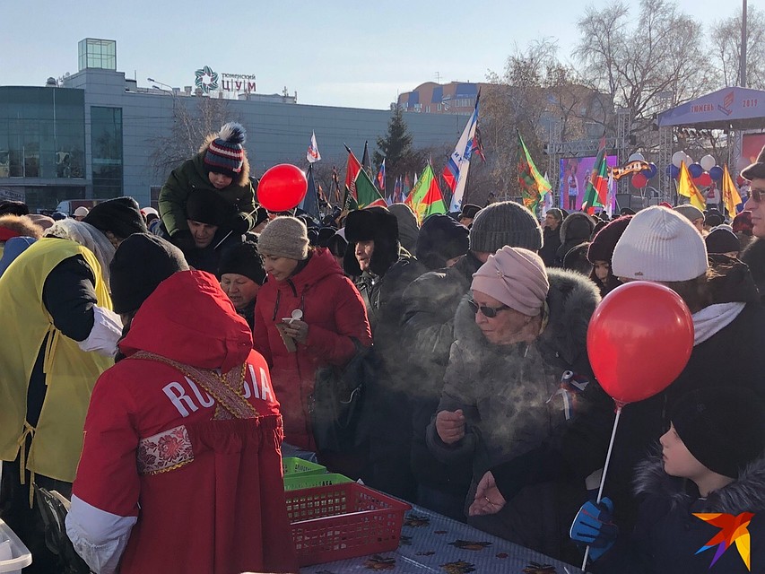 За блюдами полевой кухни собралась целая очередь Фото: Алексей КОСЕНЧУК