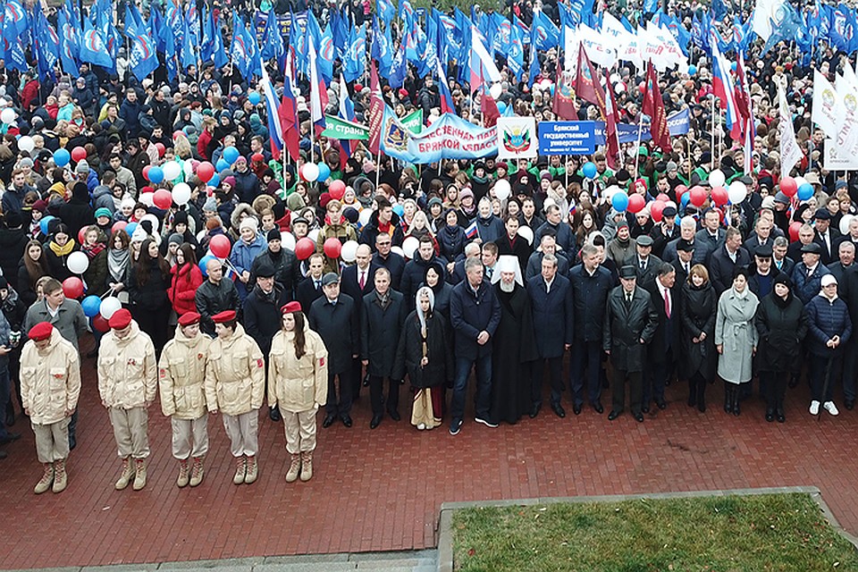 Торжественный митинг прошел на набережной в Брянске. Фото: пресс-служба губернатора и правительства Брянской области