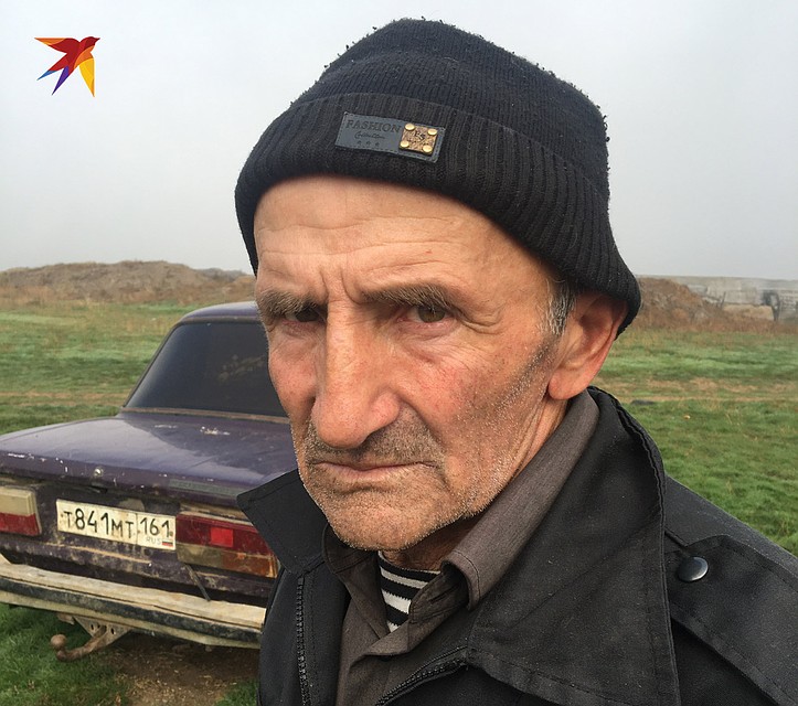 Дядя Отар пасёт совхозных овец на старой «копейке». Фото: Ульяна СКОЙБЕДА