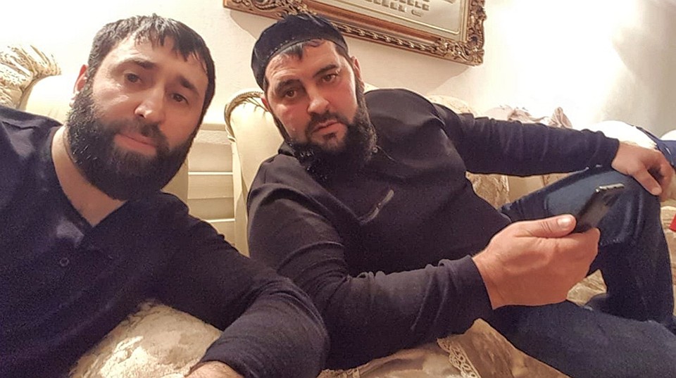 Ссору начал Увейс Бациев (слева). Он сказал Васе: «Пинками сгорим тебя с нашей земли!» Фото: Соцсети
