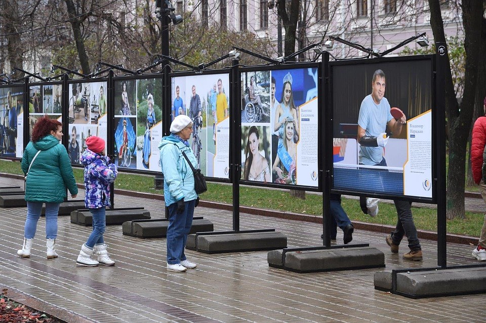 Выставка организована Фондом социального страхования (ФСС РФ), который предоставляет государственные услуги людям с инвалидностью
