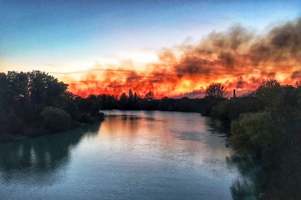 Дым заметен из разных районов города. Фото: instagram.com/oreolka80