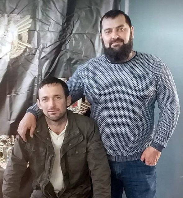 Алдан Бациев (справа) был ранен и попал в реанимацию. Фото: Соцсети