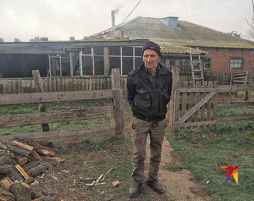 Совхозная кошара выглядит полуразрушенной, и я понимаю: Дакишвили не слишком забогатели на общем бедствии. Фото: Ульяна СКОЙБЕДА