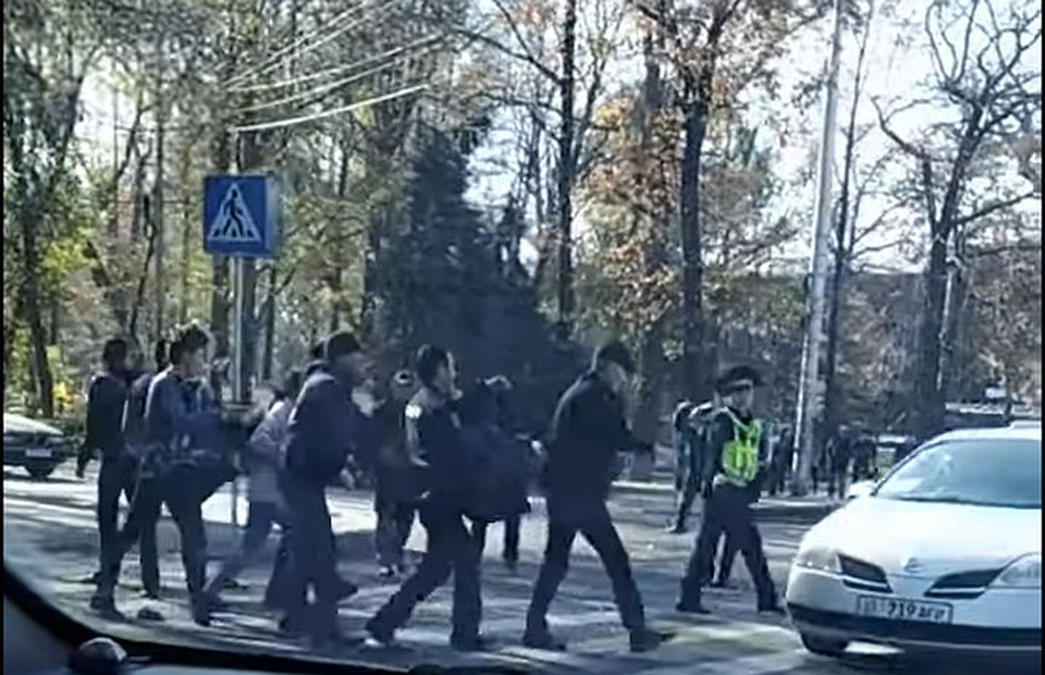 Милиционеры, дежурившие неподалеку от места ЧП, оказали первую помощь пострадавшим. Фото: кадр с видео